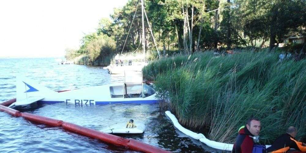 D140 Jodel flotte sur l'eau